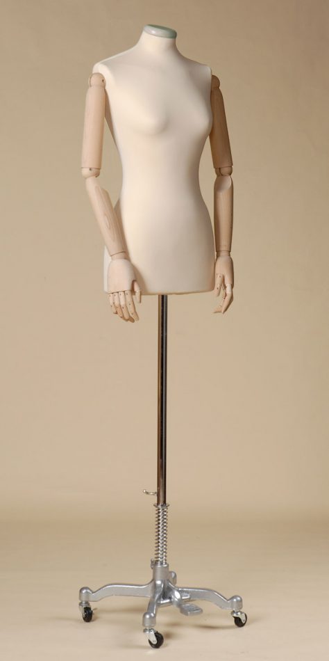 MANIQUÍ BUSTO DE COSTURA MUJER DE ELASTANO COLOR CRUDO SIN CABEZA Y TAPÓN DE CUELLO DE METAL BLANCO, BRAZOS DE HAYA Y BASE DE HIERRO FUNDIDO LAQUEADO EN ALUMINIO CON RUEDAS